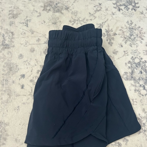 Lululemon Navy Track That Mid Rise Short Lined 5” - Picture 4 of 4